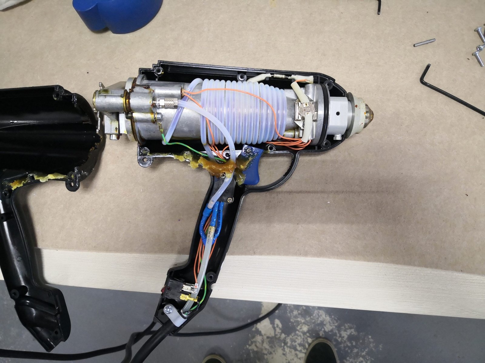 Otwarty korpus ręcznego urządzenia elektrycznego z przewodami, oględziny uszkodzenia do ekspertyzy technicznej