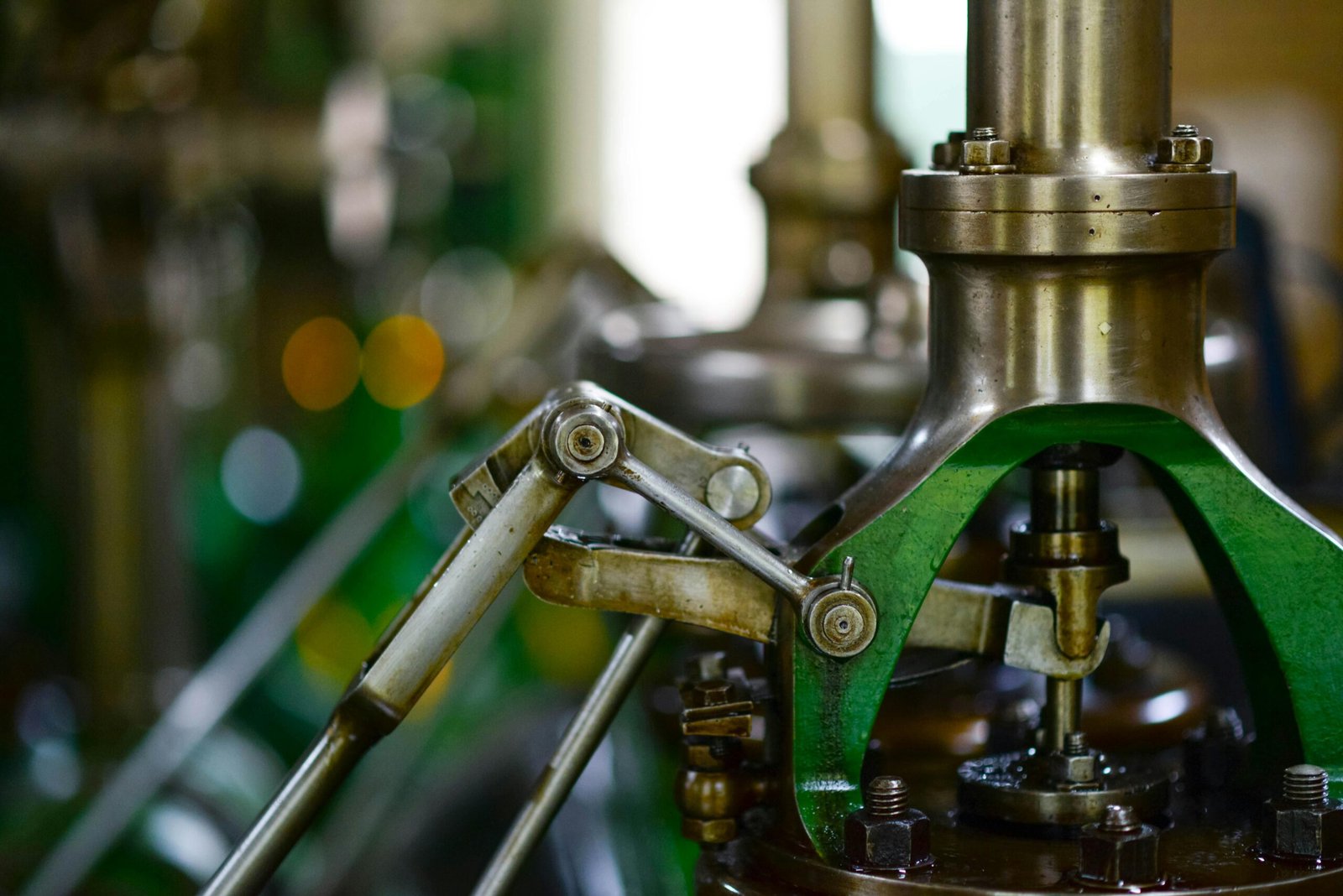 Zielony mechanizm z dźwigniami i mosiężnymi elementami maszyny przemysłowej, maszyna do wyceny