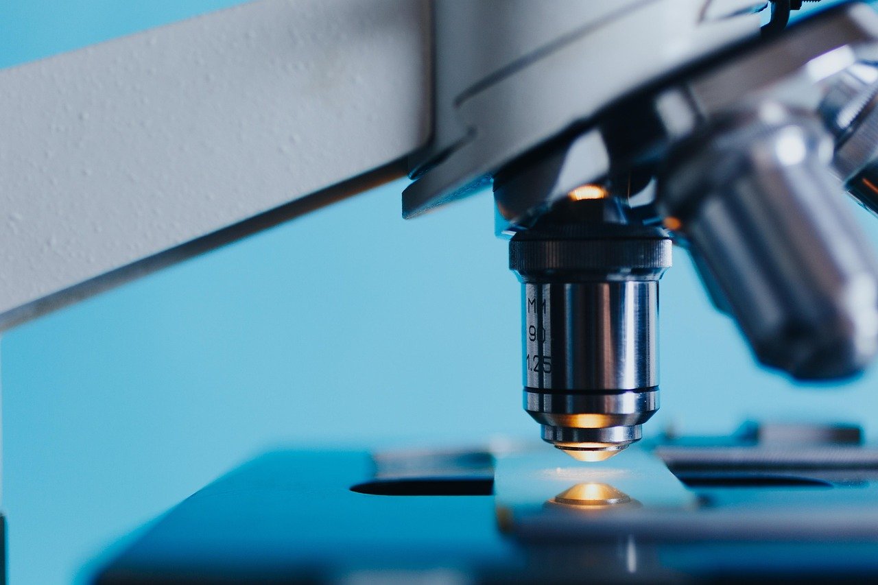 Mikroskop laboratoryjny w pracowni, sprzęt wyceniany przy upadłości i likwidacji placówki